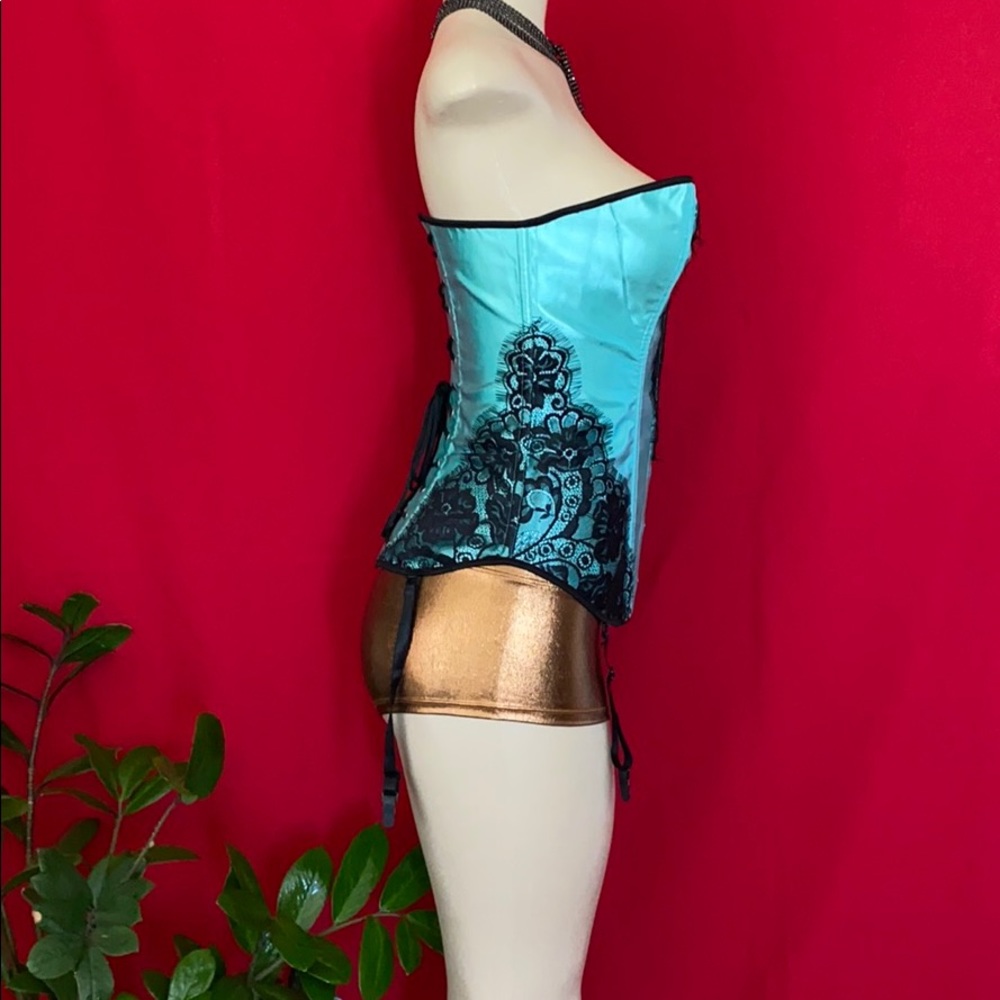 Corset - Picture 3 of 6